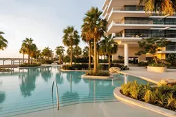 Serenia District West in Jumeirah Islands: expansive glazing — image 7