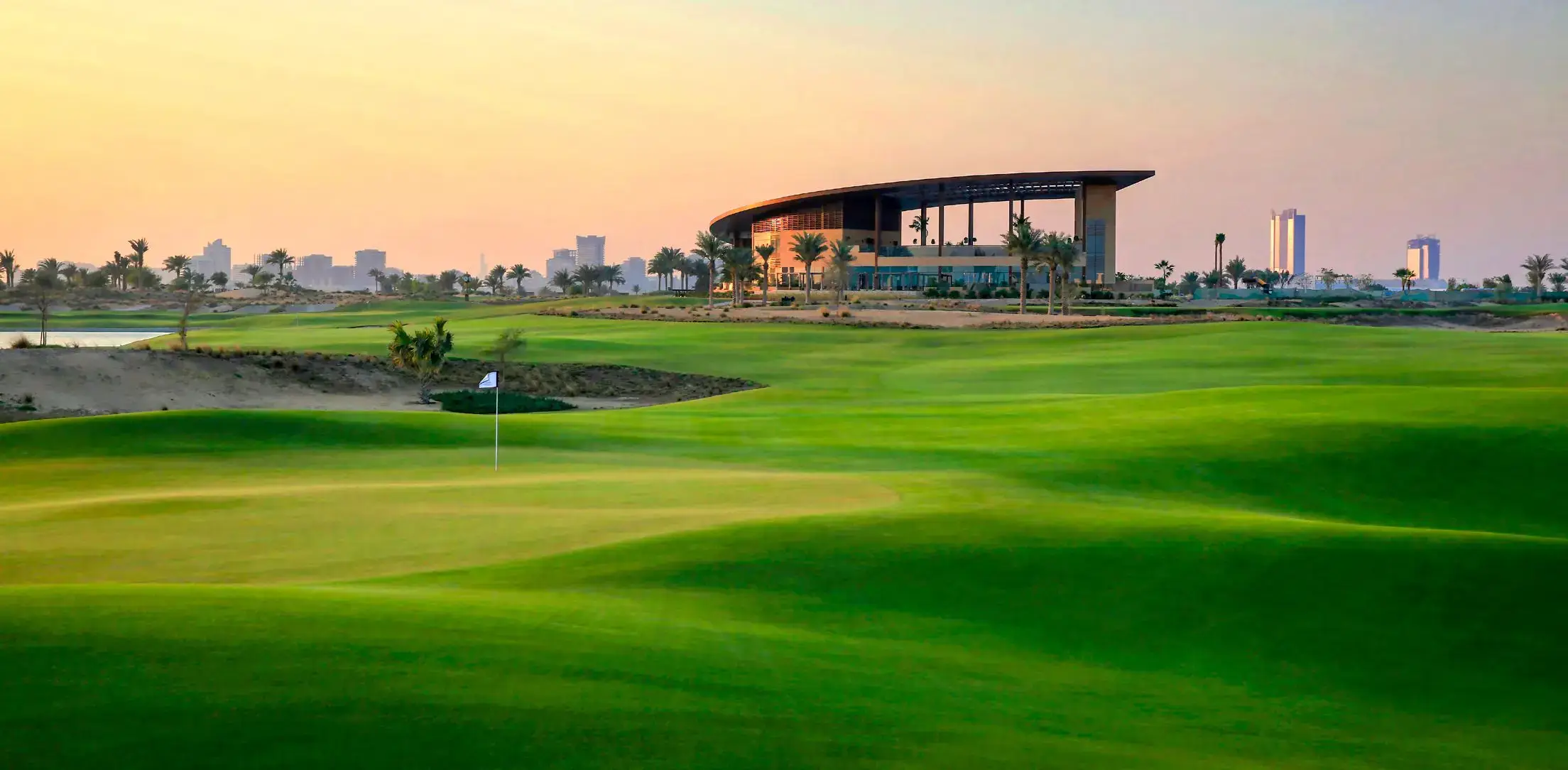 منظر ملعب الجولف الموضح في كتالوج داماك "Golf Promenade"، دبي