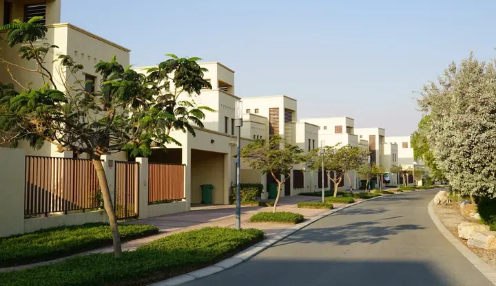 Bermuda Villas in Mina Al Arab: landscaped gardens — project photograph 1