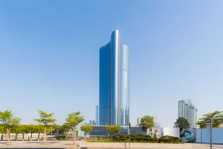 Leaf Tower in Reem Island: sports courts — image 3