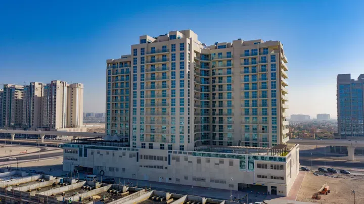 Plaza in Al Furjan: cinema amenities — image 3