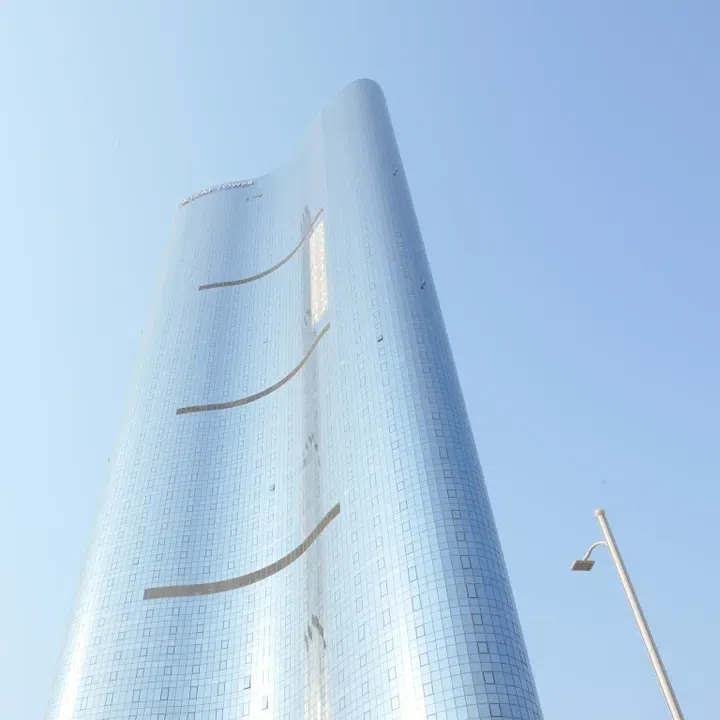 Leaf Tower in Reem Island: sports courts — project photograph 1