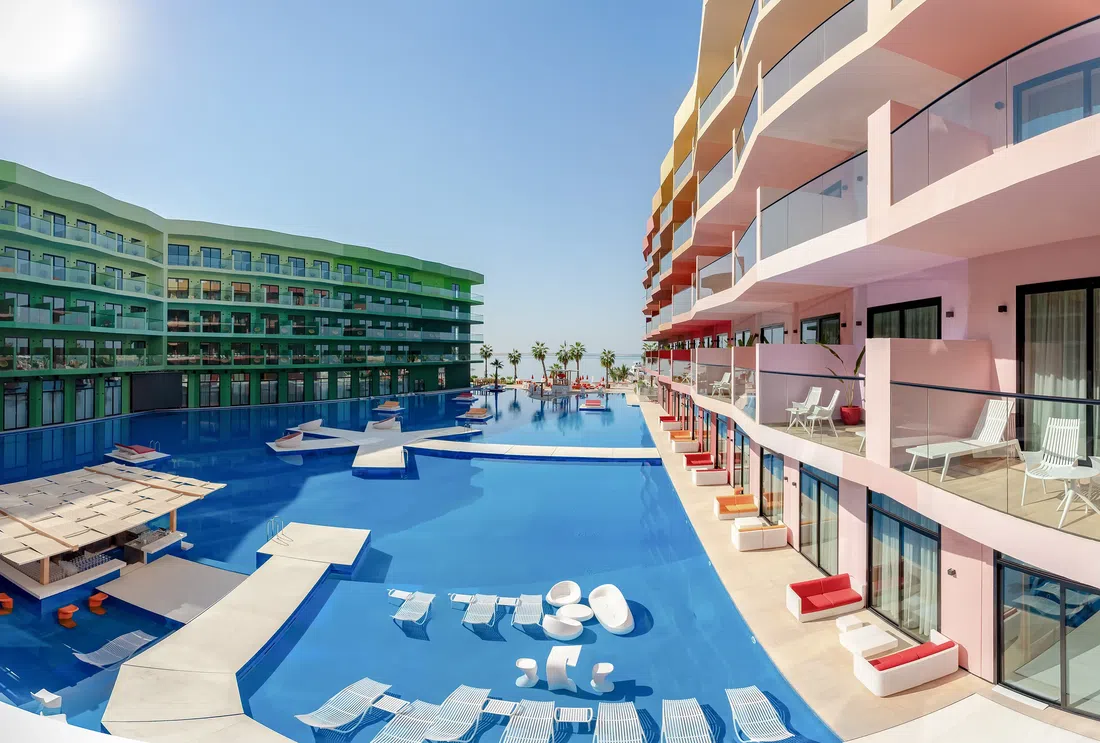 Côte d'Azur Resort - Monaco in The World Islands: expansive glazing — image 5