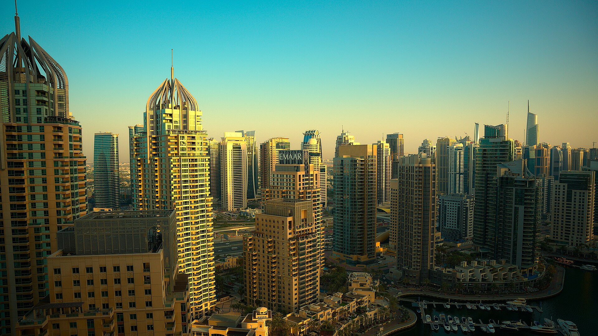Photographie des tours résidentielles et de l’eau à Dubai Marina